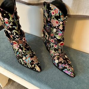 Azalea Wang size 9 “unique” Gorgeous boots